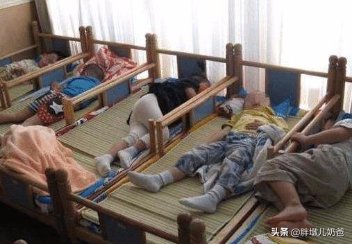 幼儿园午睡时的真实写照，你还是热衷只给孩子买时尚的衣服吗？