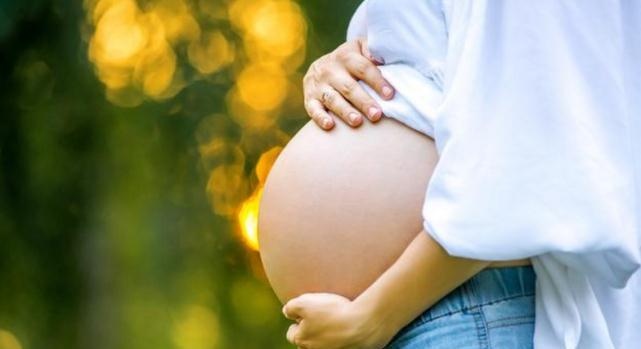 孕晚期，若你多做这4个动作，能减轻顺产的痛苦，孕妈快学起来