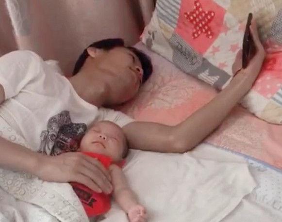 “闲不住奶爸”手脚并用式哄娃火了，脚下的儿子：我太难了