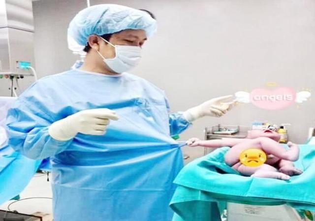 宝宝出生后用实力“复仇”，网友笑评：弄疼我了还想走？没门