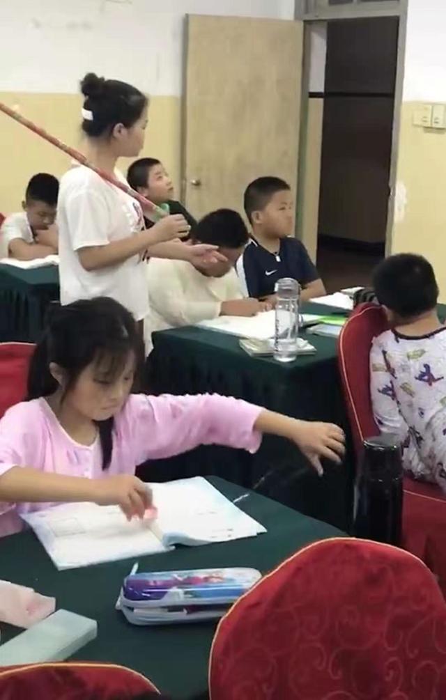 老师扛着“金箍棒”上课，调皮学生被重点关注，网友：霸气侧漏