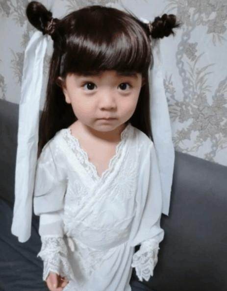 3岁男孩因太漂亮被认成女孩，看到孩子妈妈后，网友的回答亮了！