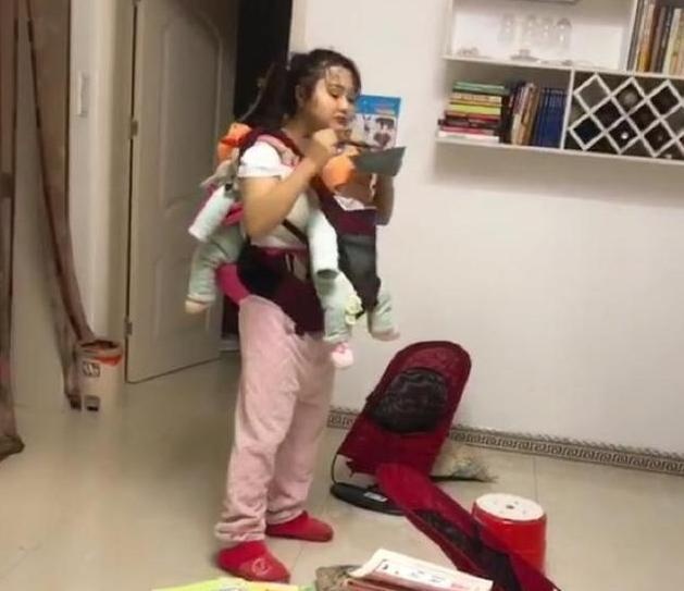 妈妈带双胞胎，画面太心酸，网友：谁不是一边崩溃一边继续