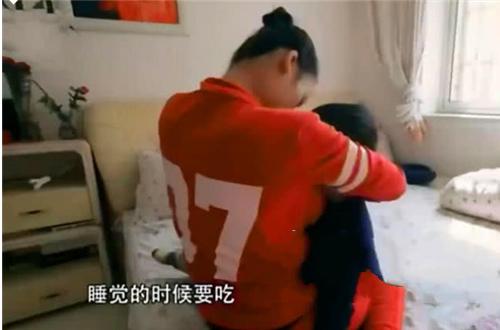 9岁男孩还在吃母乳，妈妈无奈救助网络，网友说出缘由后宝妈惭愧