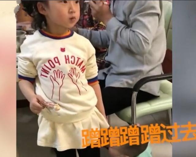 趁着姐姐不注意，蹭到跟前偷吃鸡腿，被发现后，弟弟反应笑翻网友