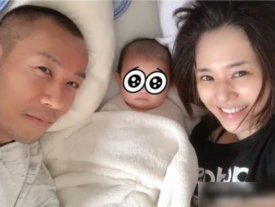 苍井空照顾宝宝有心得，各种办法用上，而且是一个妈妈好能手