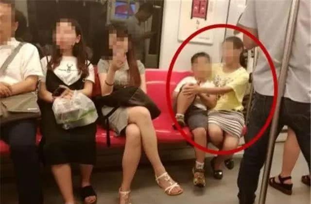 五岁男孩在地铁上要尿，说尿妈妈嘴里，还说爸爸都这样做了