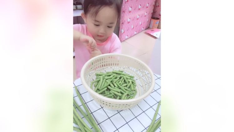 女儿真是太懂事，一直在帮妈妈干活，都不用妈妈操心