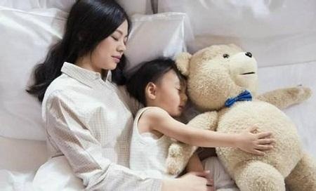 夫妻生活被4岁儿子看到了，孩子在客人面前说的话，让妈妈脸红