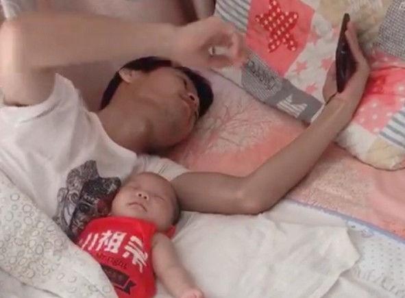 “闲不住奶爸”手脚并用式哄娃火了，脚下的儿子：我太难了