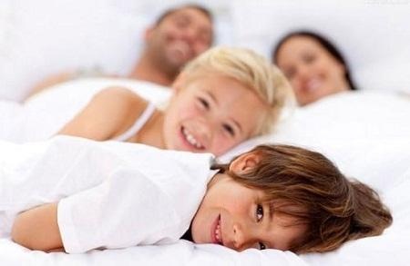 夫妻生活被4岁儿子看到了，孩子在客人面前说的话，让妈妈脸红