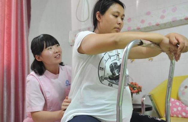 婆婆被医生告知儿媳“顺转剖”，站在产房外这个反应，网友：感动