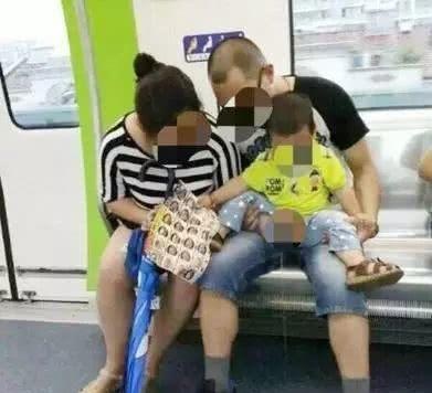 五岁男孩在地铁上要尿，说尿妈妈嘴里，还说爸爸都这样做了
