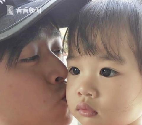 女儿第一天上幼儿园 看到女儿被接走后，爸爸一路哭回家