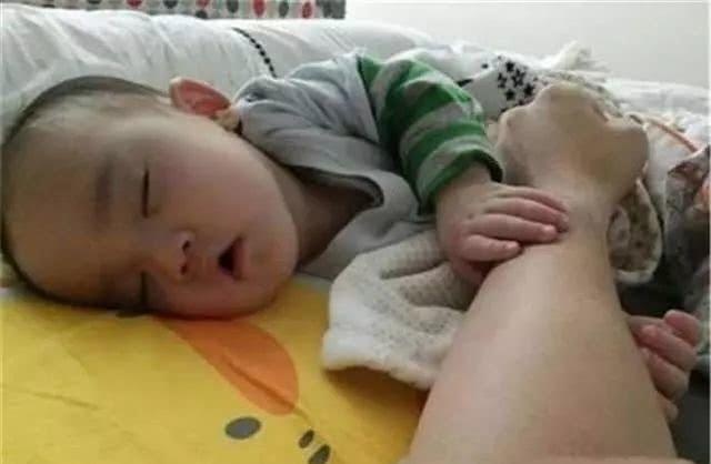 五岁男孩在地铁上要尿，说尿妈妈嘴里，还说爸爸都这样做了