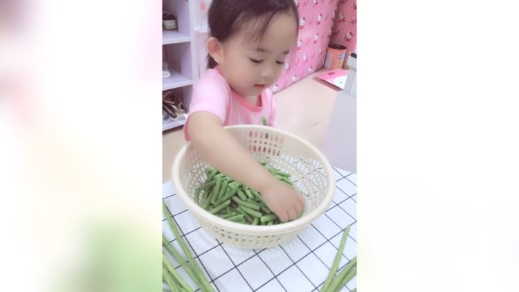 女儿真是太懂事，一直在帮妈妈干活，都不用妈妈操心