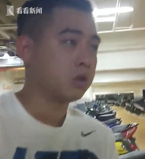 女儿第一天上幼儿园 看到女儿被接走后，爸爸一路哭回家