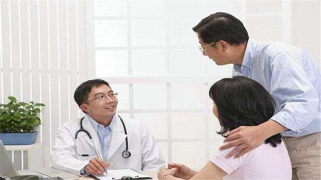 老婆一胎生下2个宝宝，全家人欣喜不已，医生却说：这不是双胞胎