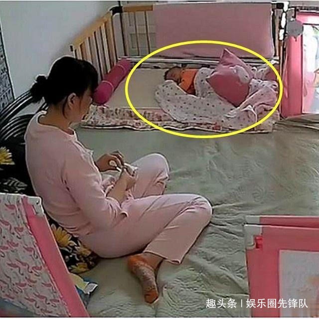 保姆把宝宝哄睡后，自己在一旁做出这样的事，妈妈看到监控后落泪