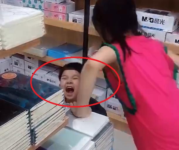 暑假姐弟日常，你以为会是其乐融融的温馨画面？鸡飞狗跳都不止