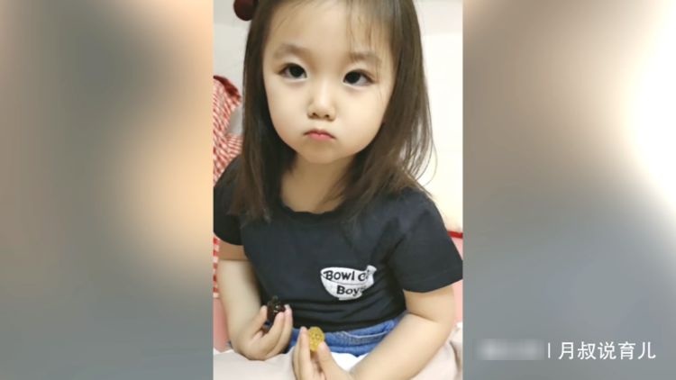 萌娃和妈妈吃葡萄，可是宝宝却有选择困难症，吃哪个好呢？