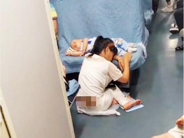 火车上，这位独自带娃出门的年轻妈妈走红，网友：唯母爱能如此