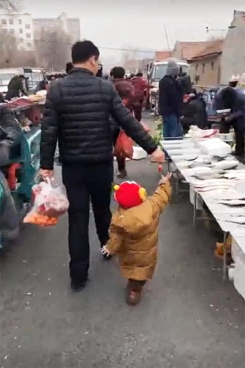 “懒爸”带宝宝逛街，宝宝乖的让人想哭，看清手里拿的东西笑喷了