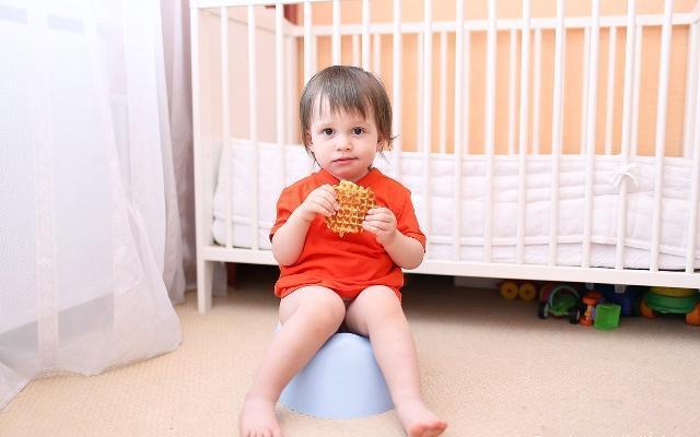 孩子放学回家后，先上厕所，为什么孩子不在幼儿园拉粑粑？