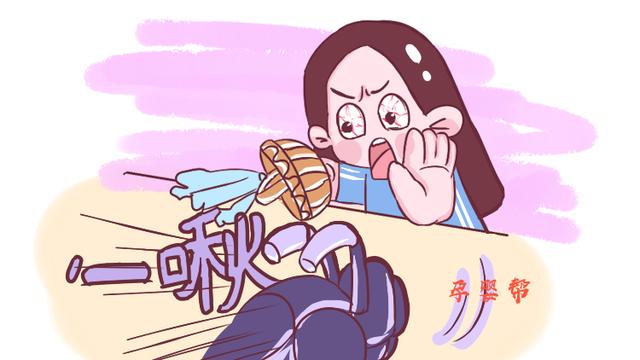 急驶的摩托马上撞到孩子，妈妈没立刻冲过去，而她的做法让人称赞
