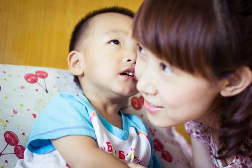 3岁孩子误吞食纽扣电池，取出后已发黑，医生：幸好赶来的及时