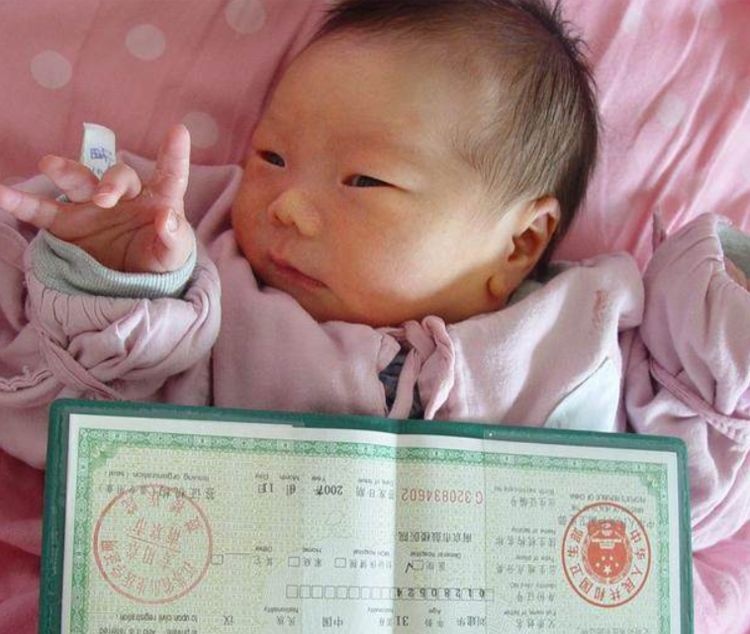 生孩子婆家没人来，产妇让孩子随自己姓，婆婆哭哭啼啼好可怜！