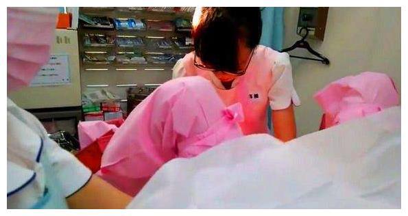 孕妇分娩时，为何会一边生一边“拉粑粑”？医生却安慰别不好意思