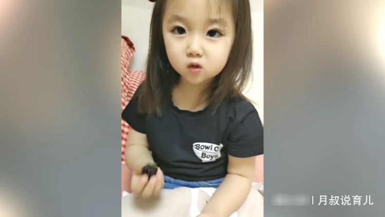 萌娃和妈妈吃葡萄，可是宝宝却有选择困难症，吃哪个好呢？