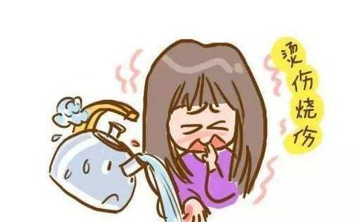 孩子意外烫伤，是先脱衣服还是先冲水？一旦做错只会伤得更重