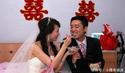 爸爸姓“毒”，奶奶给孩子起名，宝妈大怒：你倒过来念试试