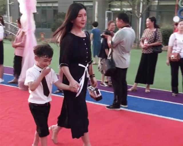 幼儿园毕业典礼走红毯？家长们反应截然不同，网友看不下去了