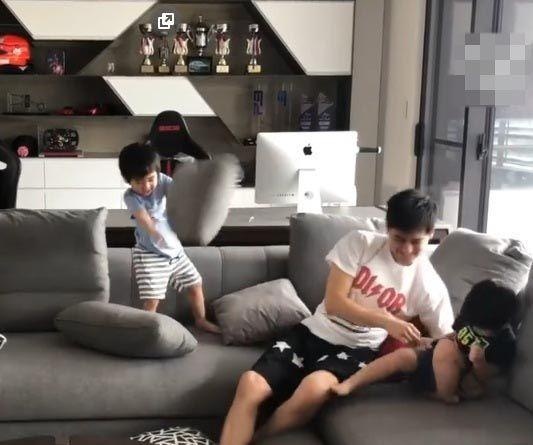 宝宝总是把玩具往地上扔怎么办？不要错过空间敏感期