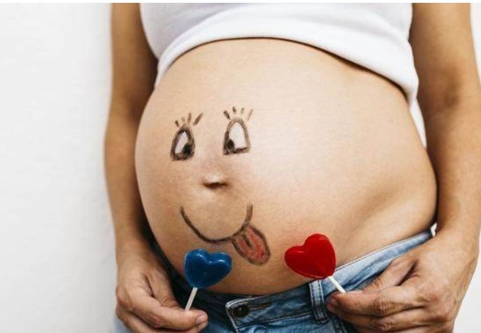 生孩子婆家没人来，产妇让孩子随自己姓，婆婆哭哭啼啼好可怜！