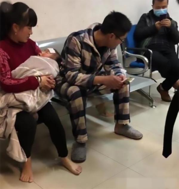 医院里，一位妈妈的偷拍照火了，网友泪目：你光脚丫的样子真漂亮