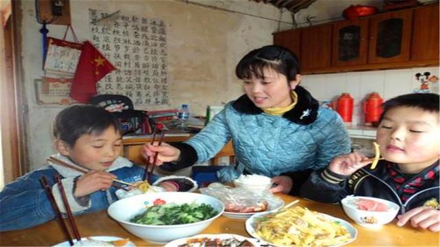 &quot;过得这么苦，还生啥孩子！&quot;难道穷人就没有资格养育孩子了？