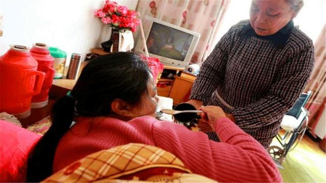 老婆一胎生下2个宝宝，全家人欣喜不已，医生却说：这不是双胞胎