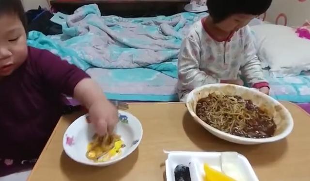 暑假姐弟日常，你以为会是其乐融融的温馨画面？鸡飞狗跳都不止