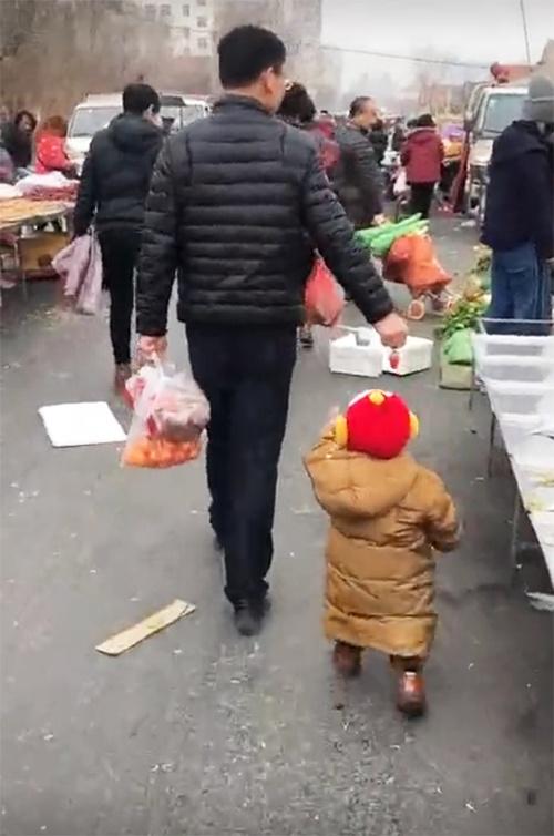 “懒爸”带宝宝逛街，宝宝乖的让人想哭，看清手里拿的东西笑喷了
