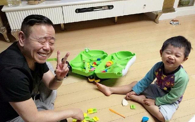 夫妻生出大眼孩，不像爸妈却像爷爷，不得不感叹隔代遗传的强大