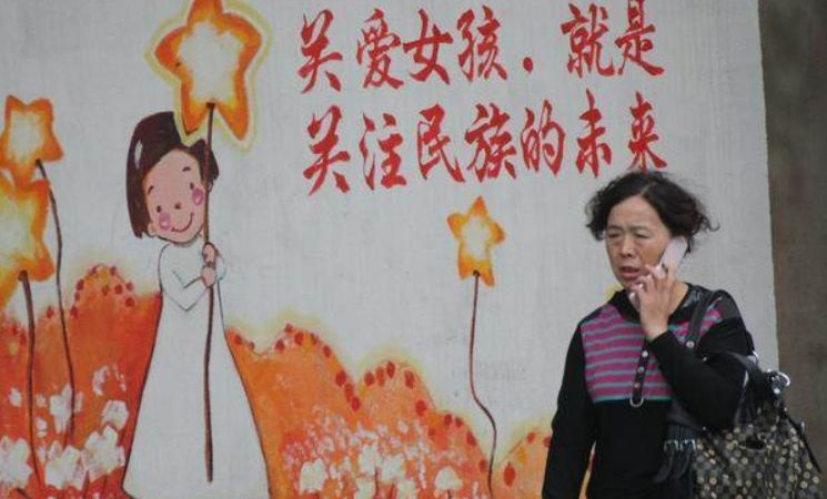 生孩子婆家没人来，产妇让孩子随自己姓，婆婆哭哭啼啼好可怜！