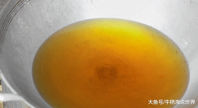女童跌进炸油锅！父母帮脱衣却撕下整片皮，妈妈事后懊恼太心急