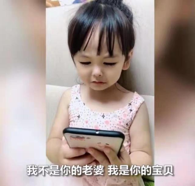 萌娃被妈妈揍向爸爸告状：你自己的老婆也不管，爸爸：我管不了啊