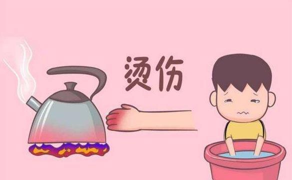 孩子意外烫伤，是先脱衣服还是先冲水？一旦做错只会伤得更重