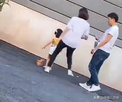 某宝小模特片场被妈妈打，孩子赚的钱比较好花？网友：放过孩子吧