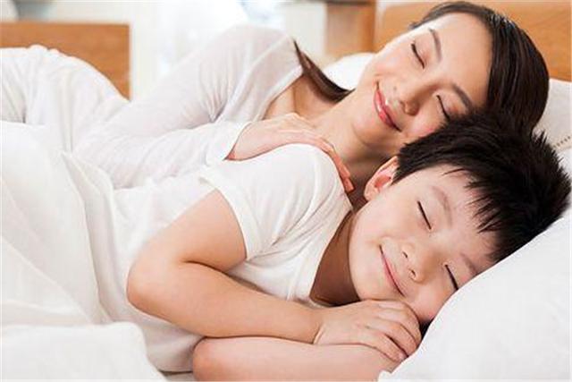 3岁以后必须分房睡，否则孩子依赖性强？宝宝：妈妈不爱我